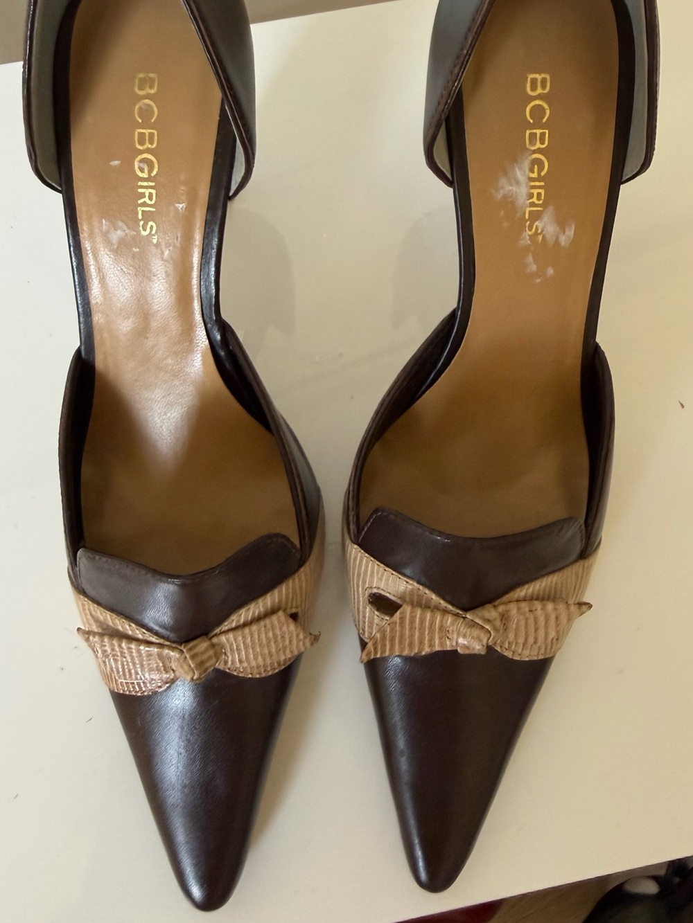 BCBGirls Brown Leather Pointed Toe D’Orsay Pumps Bow Heels Size 7B Y2K - Picture 4 of 5